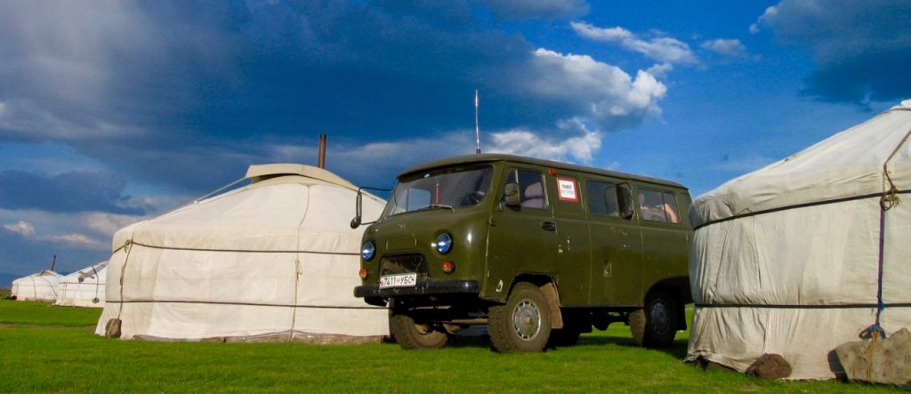 4X4 russe en Mongolie au camp de yourte