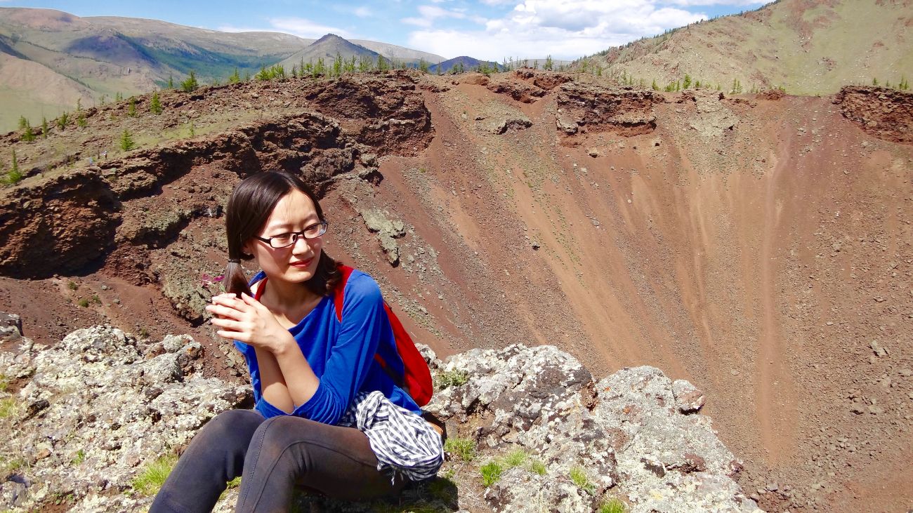 Assis au Khorgo Mongolie volcan