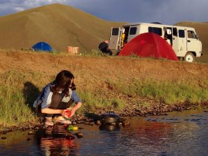Préparation de la cuisine en steppe en Mongolie