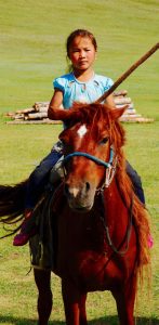 Jeune fille à cheval au lac Khovsgol