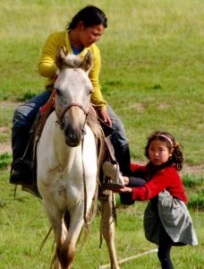 Fille à cheval en Mongolie