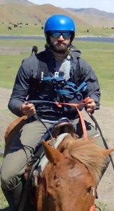Portez votre casque en Mongolie à cheval