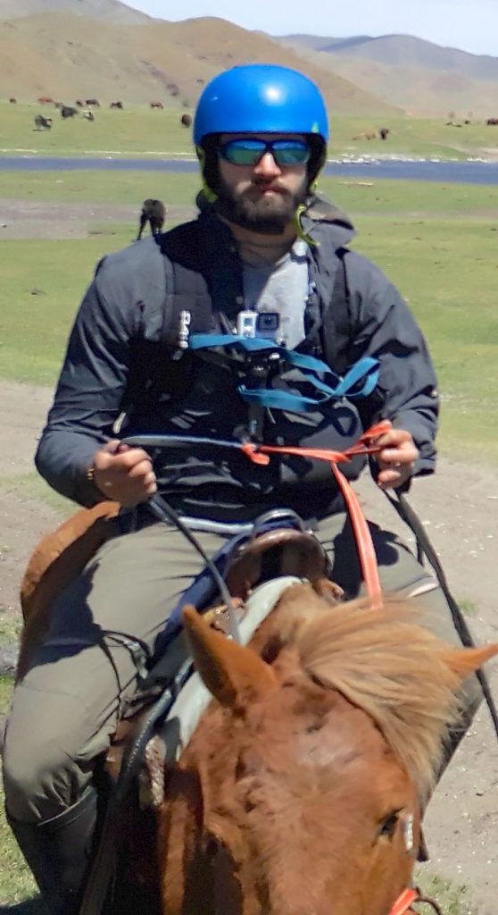 Portez votre casque en Mongolie à cheval