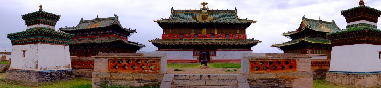 Un temple à l'intérieur de l'enceinte du monastère Erdene Zuu