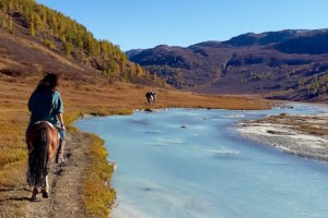 Descente sur le lac Khoton Mongolie Altai