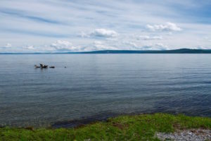 La vue sur les eaux bleu du lac Khovsgol Mongolie